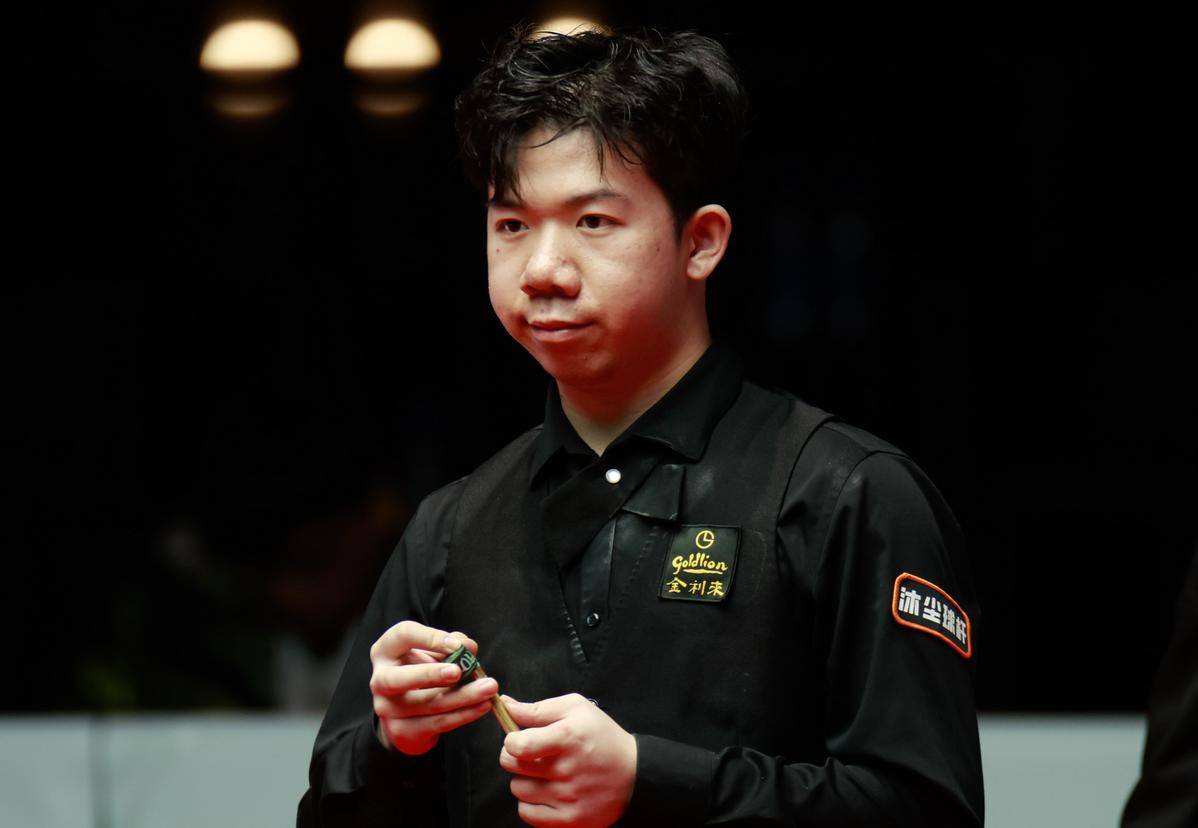 现出顽强的 现出顽强的